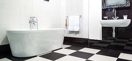 Łazienka w kolorze białym i czarnym - 3 nowoczesne aranżacje