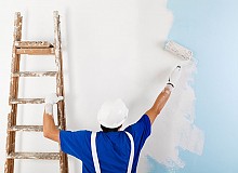 Jak zamalować białą farbą, kolorową ścianę?